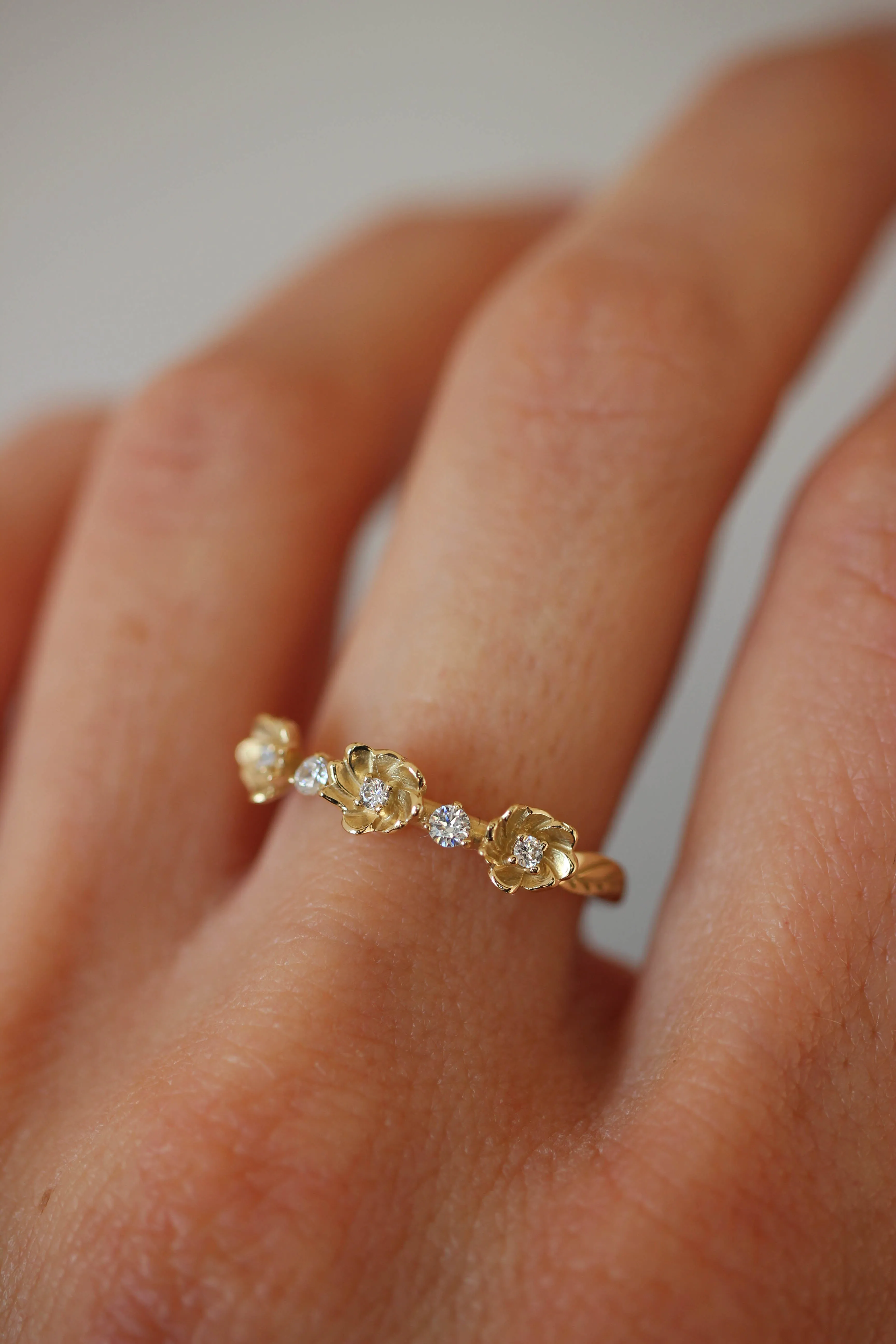 Three flowers wedding band, diamond ring